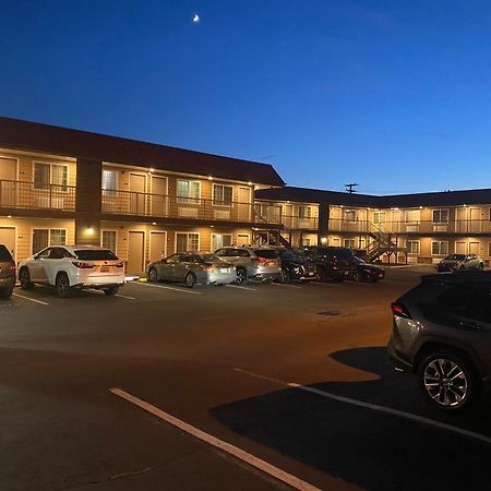 Days Inn By Wyndham Newport Or Bagian luar foto