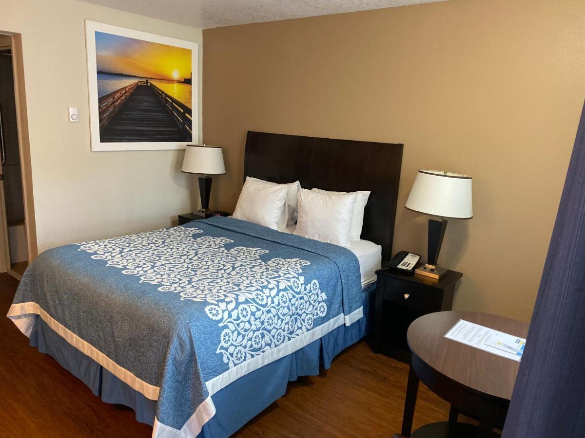 Days Inn By Wyndham Newport Or Bagian luar foto