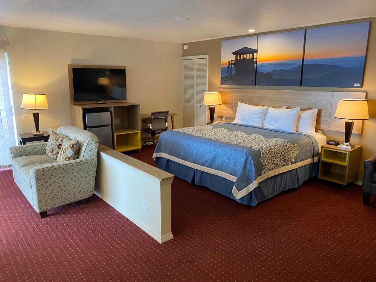 Days Inn By Wyndham Newport Or Bagian luar foto