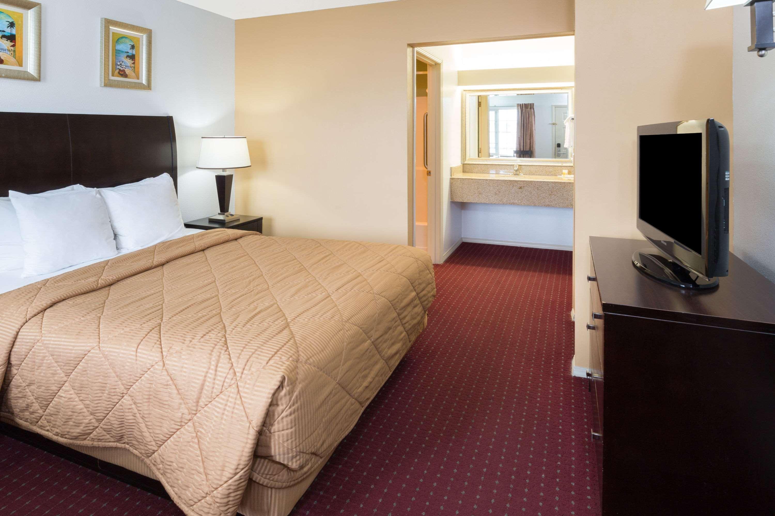 Days Inn By Wyndham Newport Or Bagian luar foto