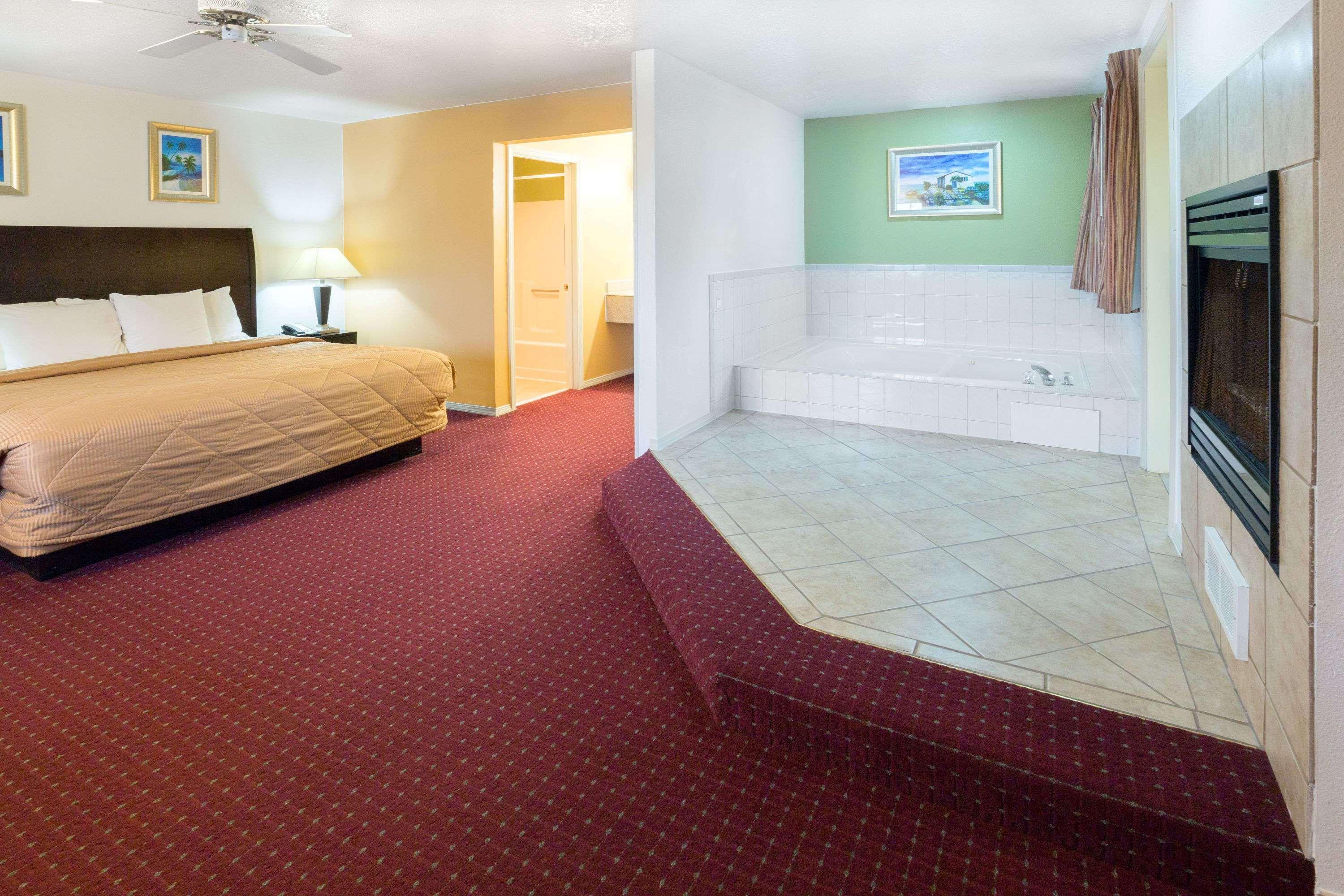 Days Inn By Wyndham Newport Or Bagian luar foto