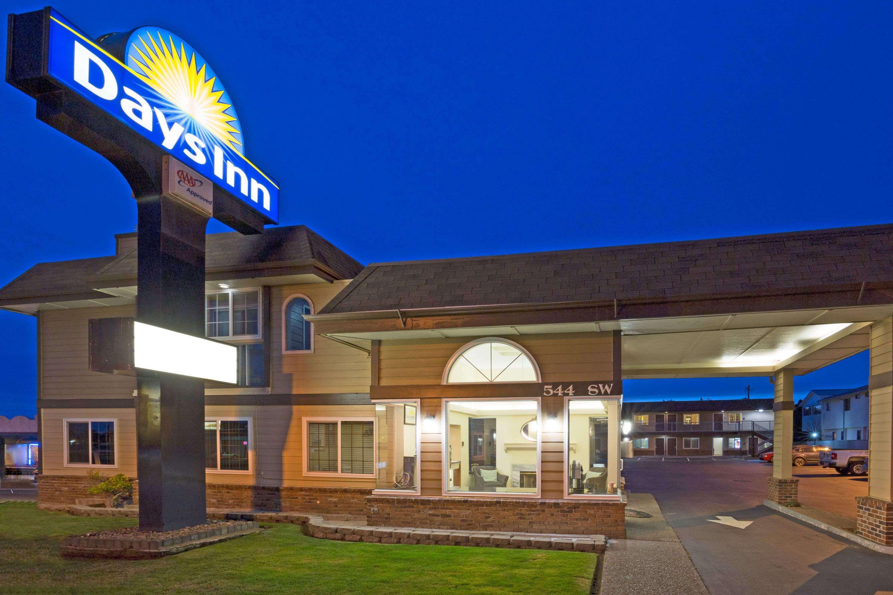 Days Inn By Wyndham Newport Or Bagian luar foto