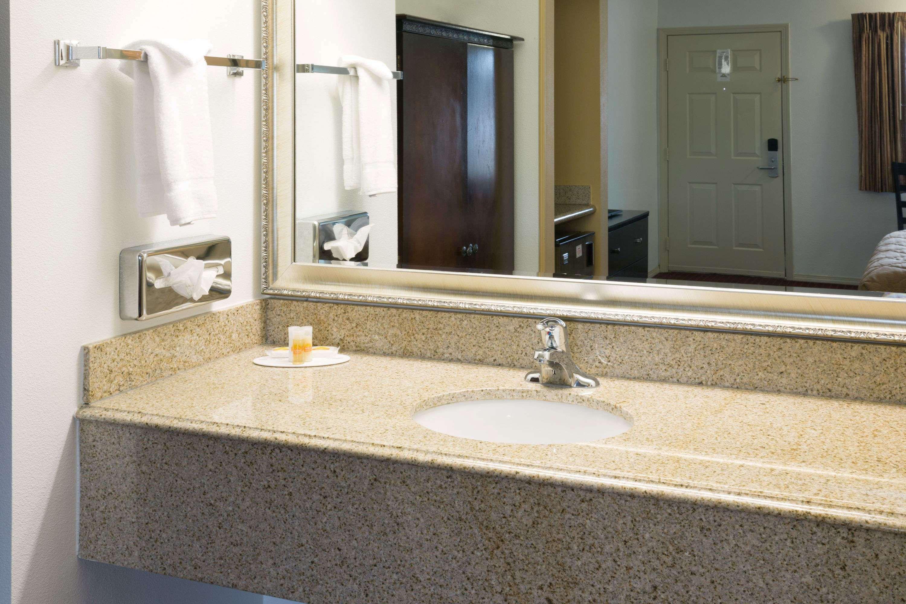 Days Inn By Wyndham Newport Or Bagian luar foto