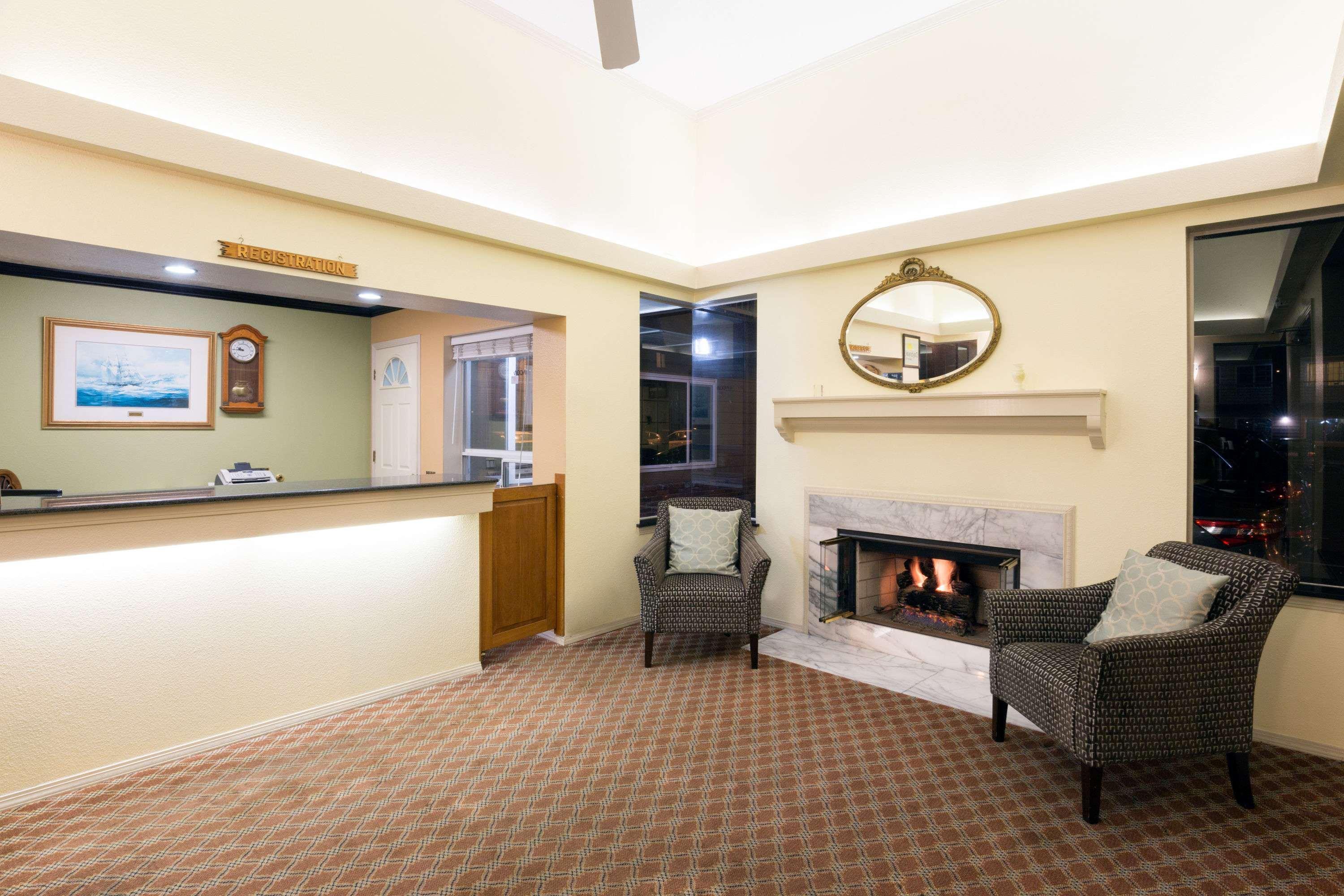 Days Inn By Wyndham Newport Or Bagian luar foto