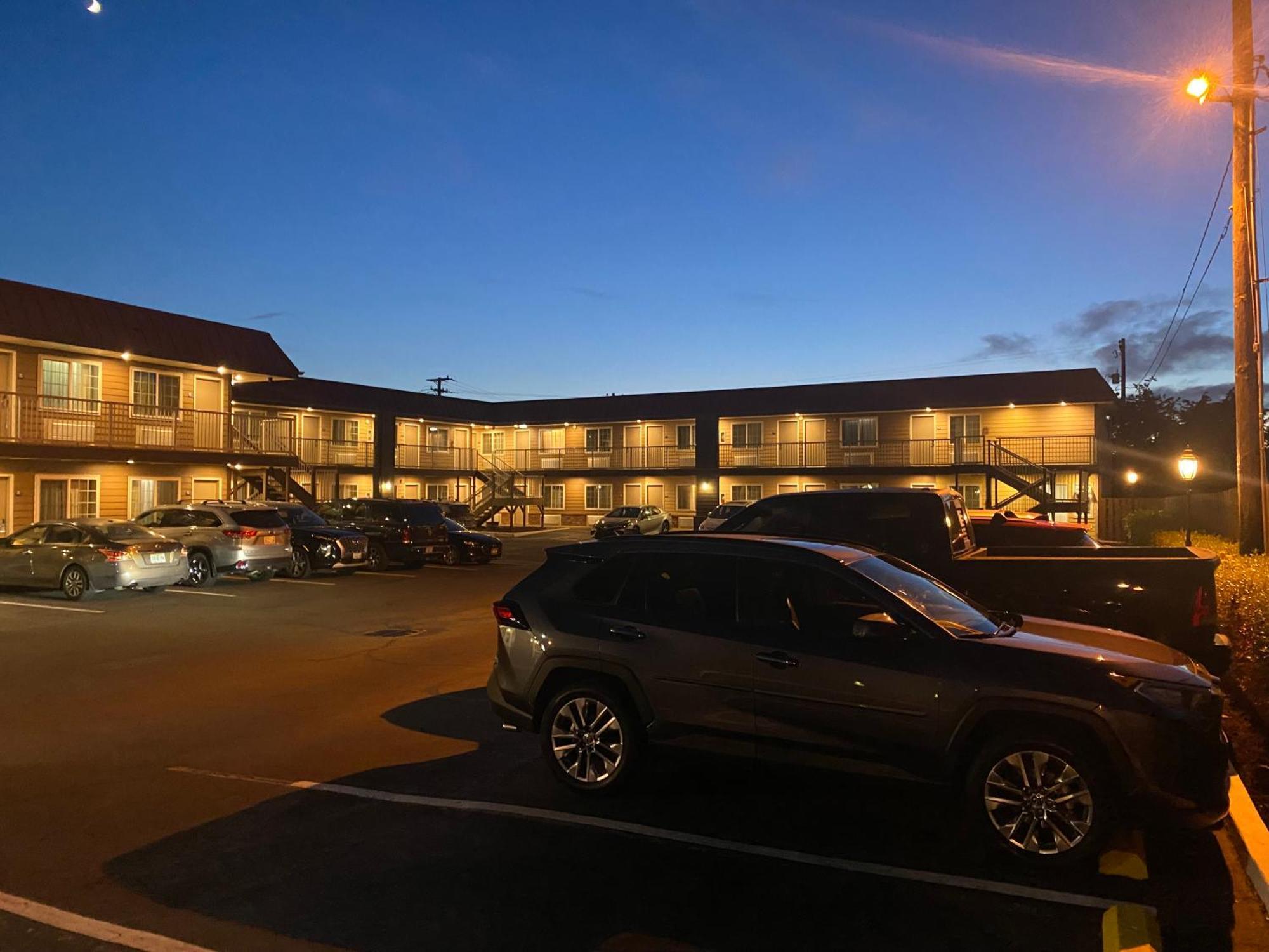 Days Inn By Wyndham Newport Or Bagian luar foto
