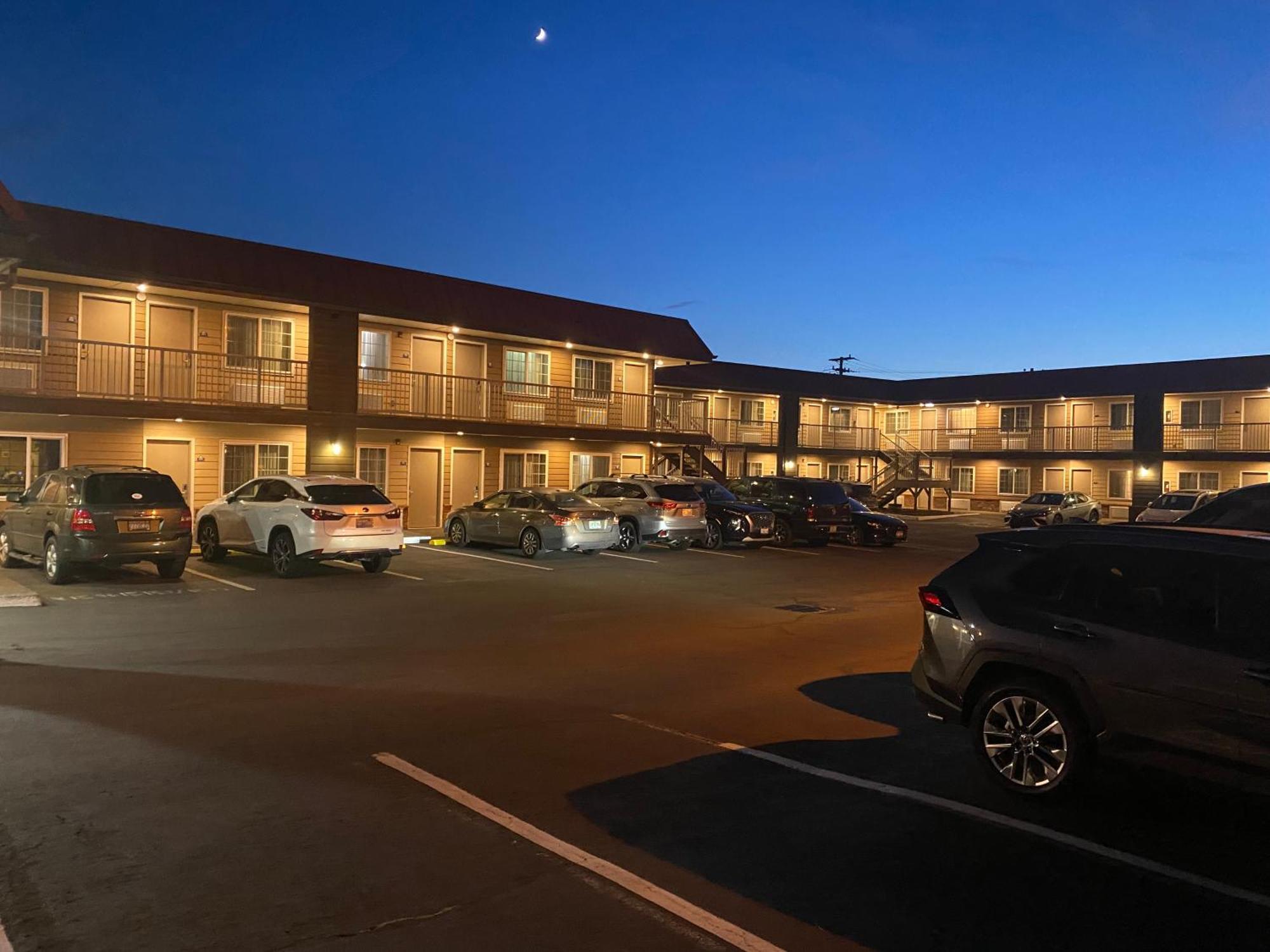 Days Inn By Wyndham Newport Or Bagian luar foto