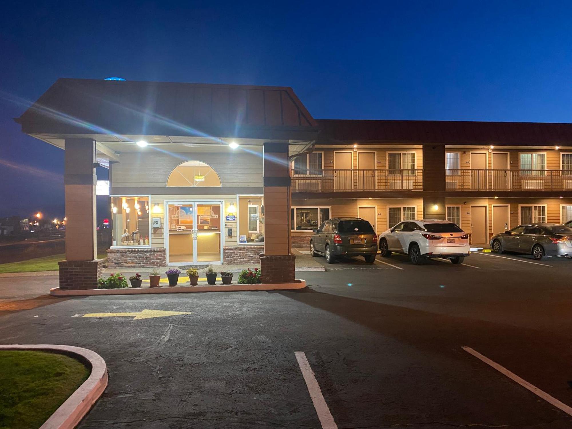 Days Inn By Wyndham Newport Or Bagian luar foto