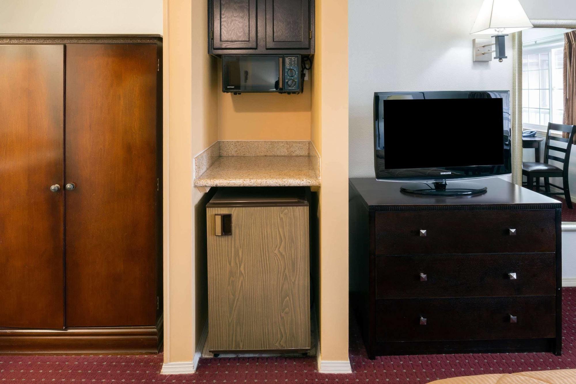 Days Inn By Wyndham Newport Or Bagian luar foto