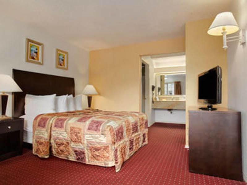 Days Inn By Wyndham Newport Or Bagian luar foto