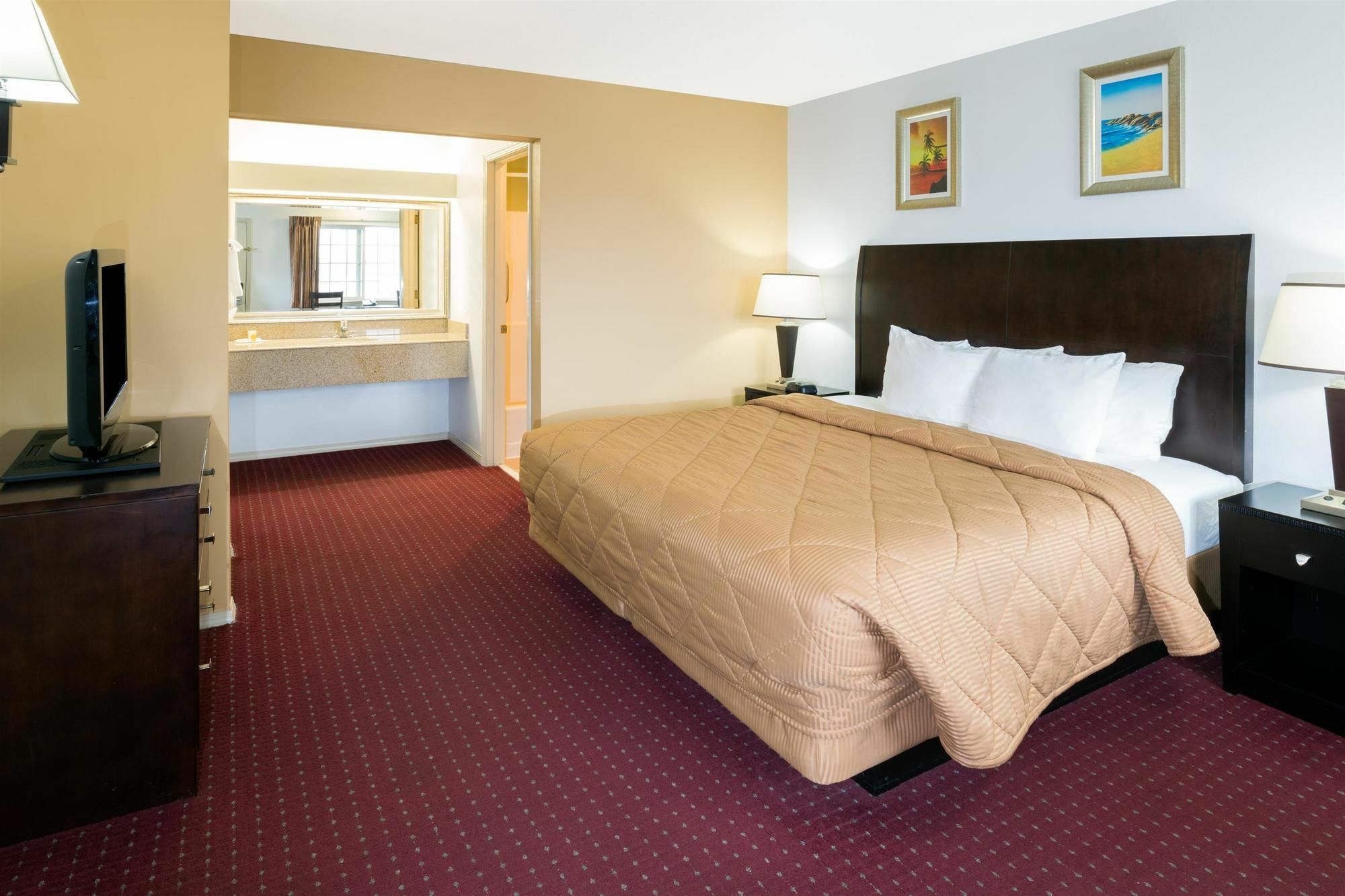 Days Inn By Wyndham Newport Or Bagian luar foto